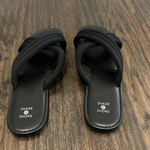 Shade and Shore brand slides. Size 10 - Picture 2 of 3